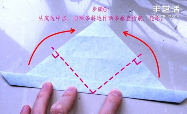 The folding method of the frog on the leaf illustrates the process of the frog on the origami leaf