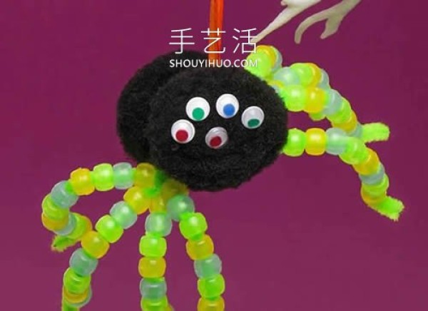 A simple tutorial on how to make a Halloween spider ornament by hand