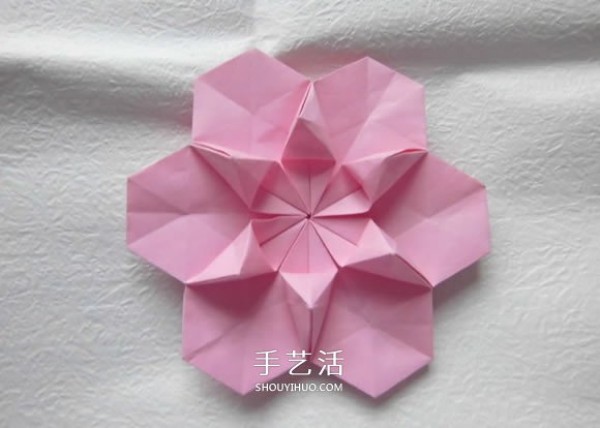 Illustration of how to fold a beautiful straw hat. Steps to make an origami flower straw hat.