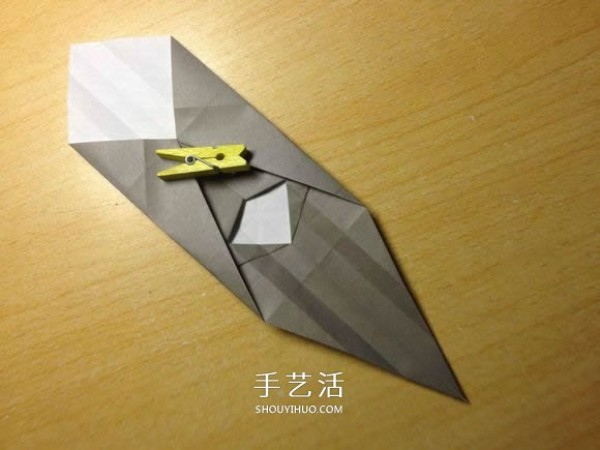 The origami method of an excavator illustrates the folding process of a manual excavator