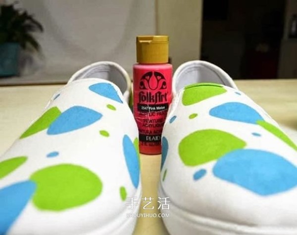 How to transform white canvas shoes by hand painting to transform white canvas shoes