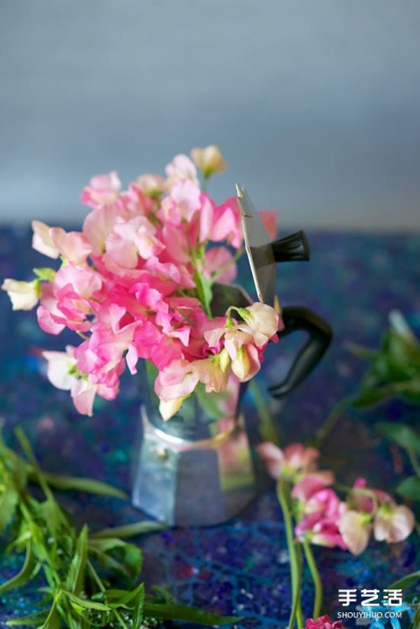 Discarded coffee machine turned into flower vase DIY tutorial with earthy flavor