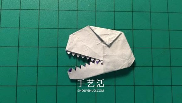 Illustrated tutorial on making origami dinosaur heads from chewing gum paper waste