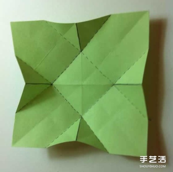 A piece of paper to fold a four-leaf clover, an illustration of the steps to fold a creative four-leaf clover