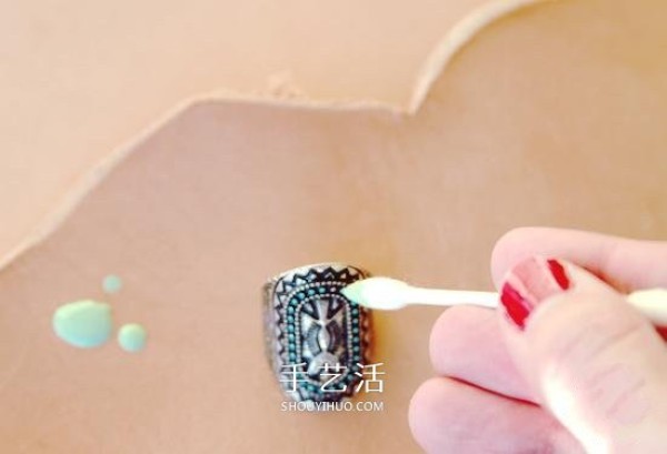 A simple makeover of nail polish makes metal rings have beautiful colors