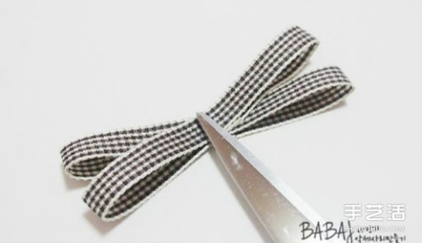 Tutorial on how to make ribbon bow hair accessories and hair clips. The steps are super simple! 