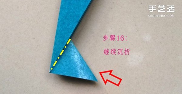 The folding method of the frog on the leaf illustrates the process of the frog on the origami leaf