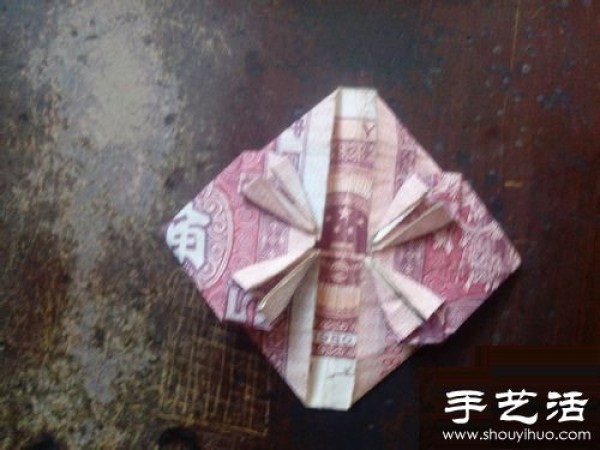 Illustrated tutorial on how to fold paper money