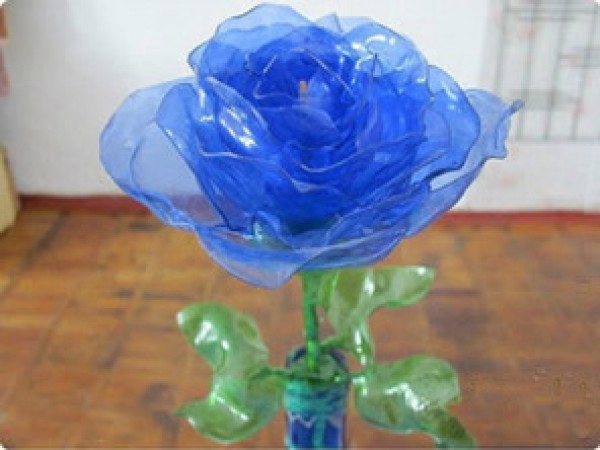 Illustrated tutorial on making beautiful plastic roses from plastic beverage bottles