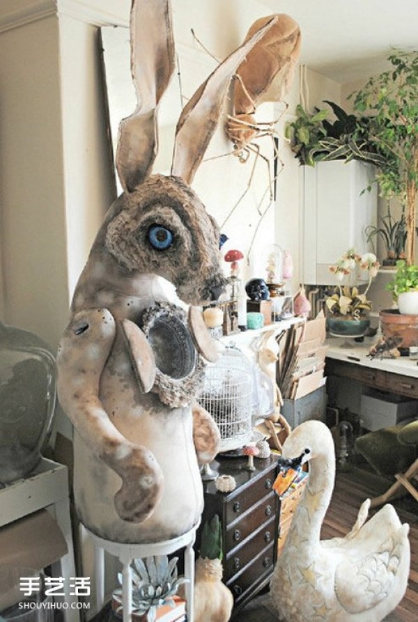 Animals sewn from scrap fabrics in the work of a British man named "Nv Hong" border="0 " width="517" height="678" src="https://img.111diy.com/timthumb.php?src=/d/file/20220112/pjnyqr34qi0.jpg" /></p>
<p>The "Female Red" work by British man Mister Finch uses waste fabrics to sew fantastic animals. Giant bees, moths, weirdly colored two-headed geese, kangaroos, and rabbits seem to take us into the incredible world in "Alices Adventures"~~~</p>
<p align="center"><img alt="British mans female red work: animals sewn from scrap fabrics" Nv Hong"" alt=