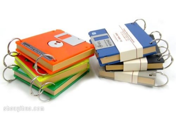 Use recycled and eliminated floppy disks to DIY handmade personalized notebooks