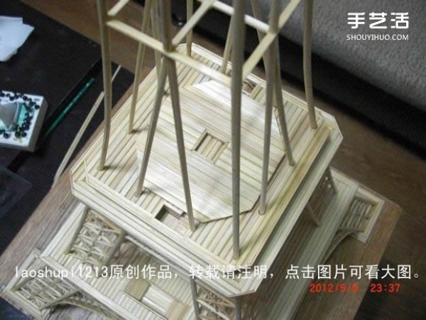 A detailed illustrated tutorial on making a model of the Eiffel Tower using chopsticks and bamboo skewers