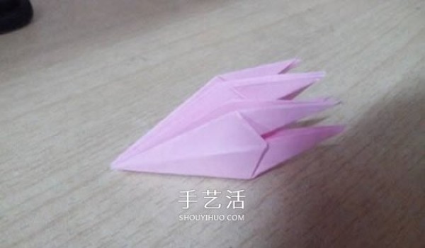 Six-petal lily origami illustration, tutorial on how to make origami six-petal lily