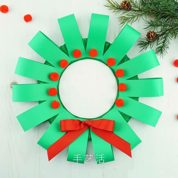 Tutorial on how to make a handmade paper plate Christmas wreath in kindergarten