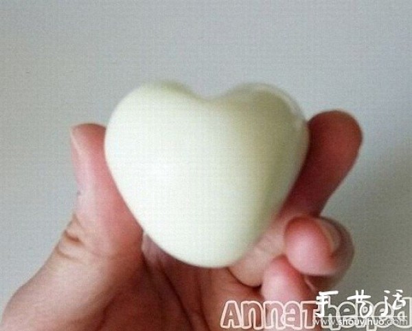 DIY hand-made method of heart-shaped eggs