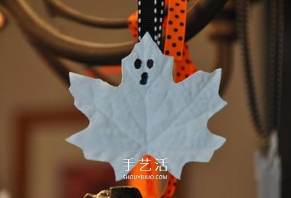 Egg holder bats are handmade and easily made into cute Halloween ornaments