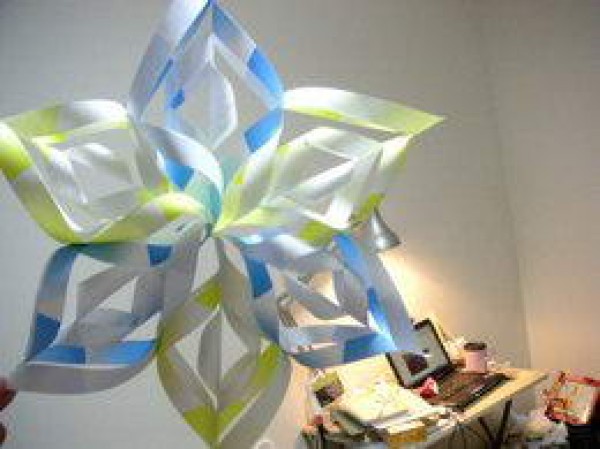 How to cut a pinwheel-shaped six-pointed star