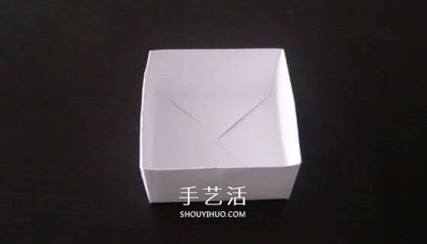 Illustration of the folding method of a simple garbage box, handmade origami square garbage box