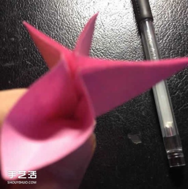 How to fold a four-petaled flower with illustrated steps. How to make an origami four-petaled flower by hand