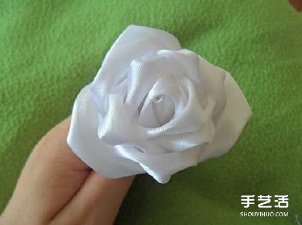 How to fold a ribbon rose and an illustration of how to make a wide ribbon rose