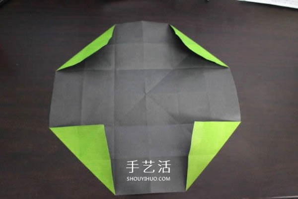 Illustrations of how to fold the NIKE logo using the origami method