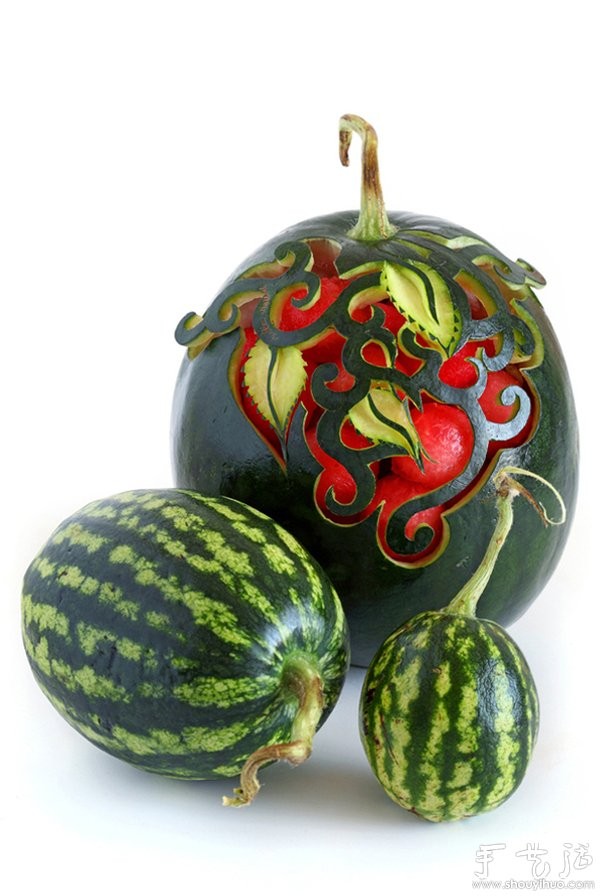 Creative works of fruit and vegetable carvings