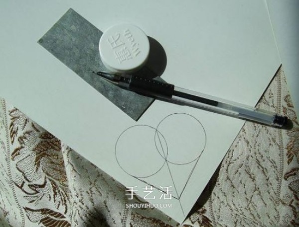 Illustration of the simple and beautiful hand-making method of a love gift box