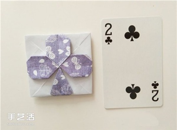 Illustration of the origami method of the playing cards spades and clubs