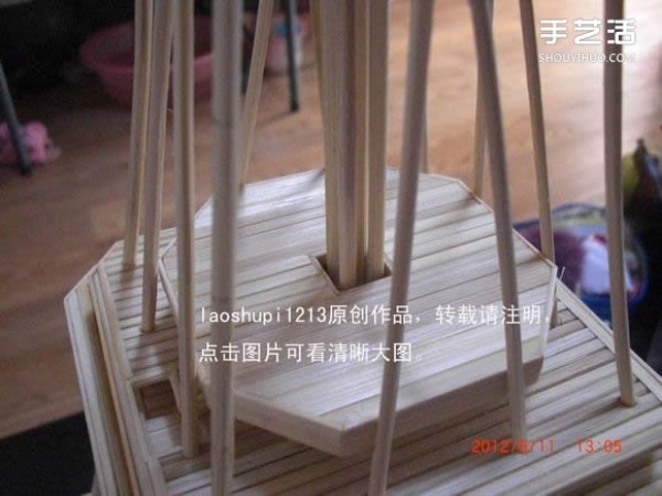 A detailed illustrated tutorial on making a model of the Eiffel Tower using chopsticks and bamboo skewers