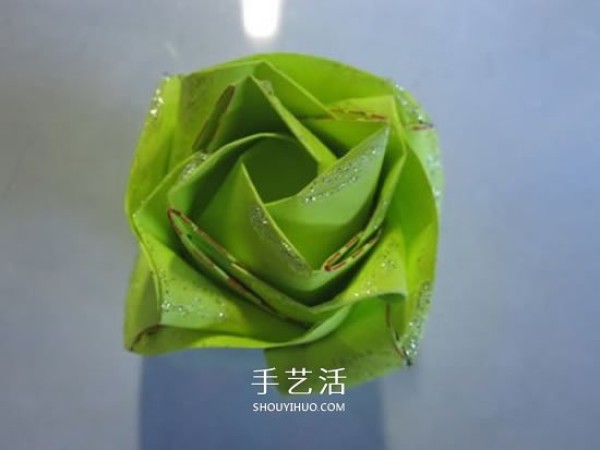 The origami illustration of the original paper rose is very detailed