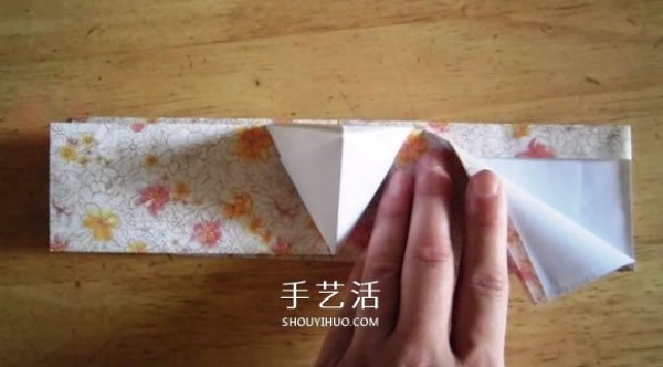 Detailed step-by-step diagram of the folding method of hand-made origami rice dumplings for the Dragon Boat Festival