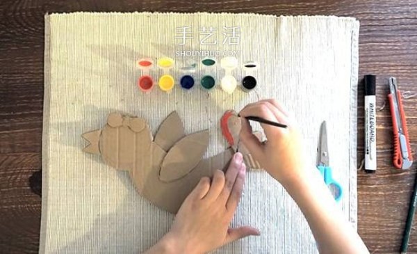 Kindergarten cardboard waste is used to make a colorful bird by hand