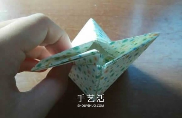 Fun magic box folding diagram and folding steps of a shrinkable box