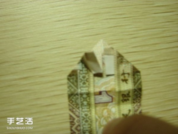 Paper money origami camera illustration and a detailed explanation of how to fold a dollar bill into a camera