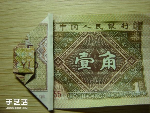 Paper money origami camera illustration and a detailed explanation of how to fold a dollar bill into a camera