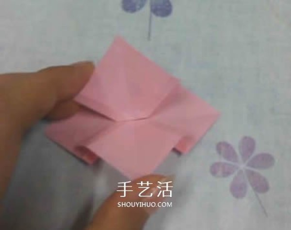 The folding method of the square packaging box with lid also includes the bow tie on the lid