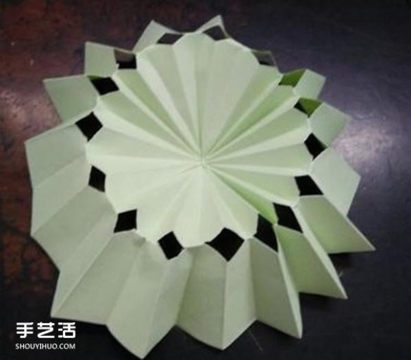 The folding method of a small three-dimensional umbrella illustrates how to make a paper umbrella for children