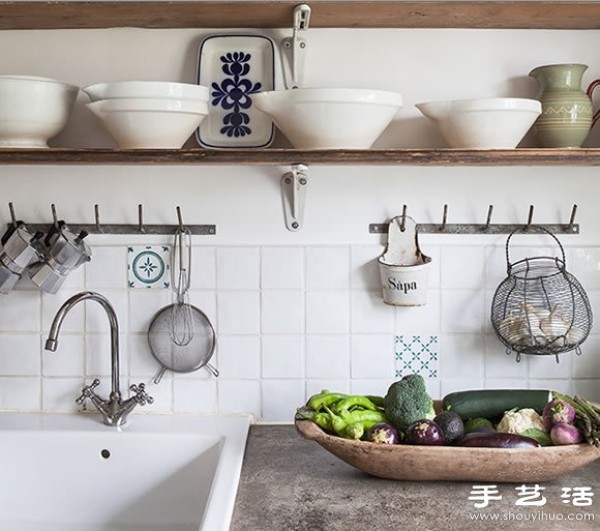 Tidy and warm kitchen decoration design by photographer DIY