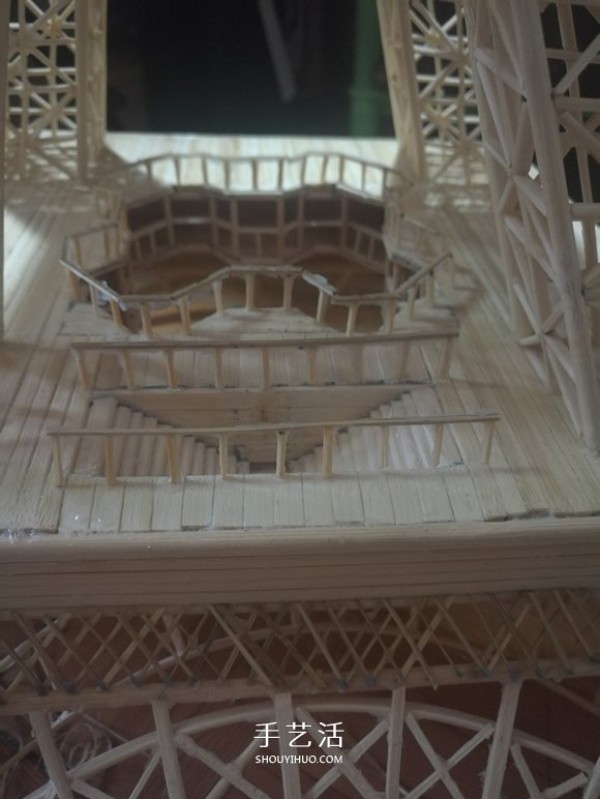 Detailed illustrated tutorial on hand-made Eiffel Tower model with bamboo sticks