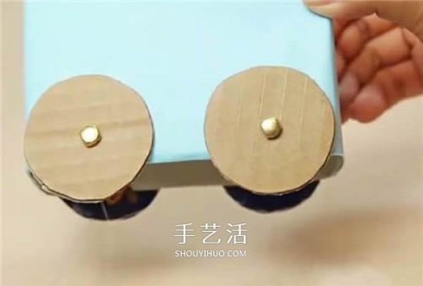 Kindergarten milk carton waste is used to make handmade toy cars