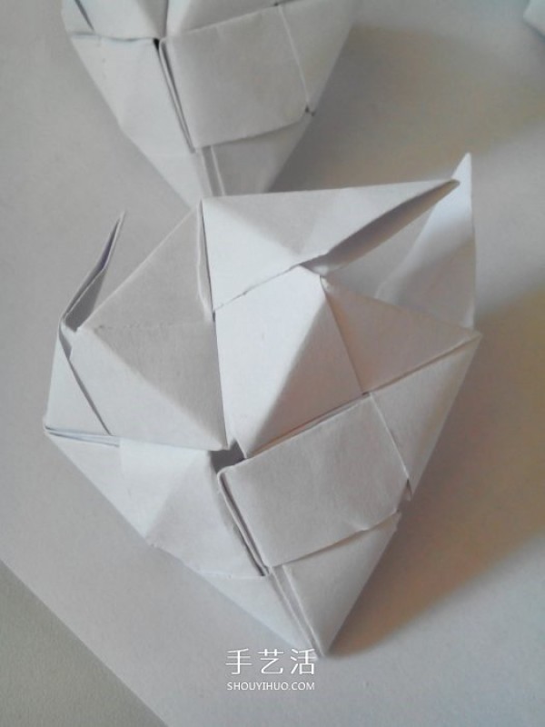 Illustration of folding a multi-faceted cube, step-by-step diagram of origami cube