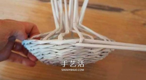 Illustration of how to weave mushrooms from newspapers, realistic and cute! 