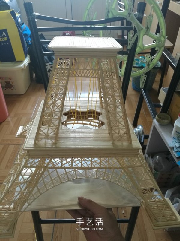 Detailed illustrated tutorial on hand-made Eiffel Tower model with bamboo sticks