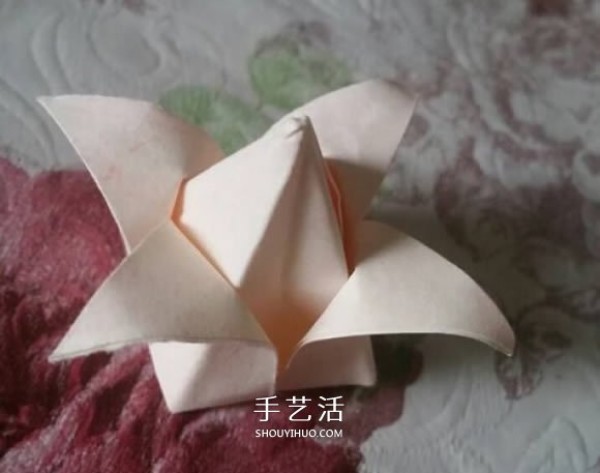 The folding method of lilies is simple and easy to learn. Pictures of how to fold lilies