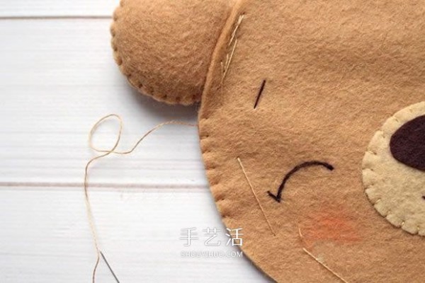 DIY illustrations of making super cute bear puppets with non-woven New Year bears