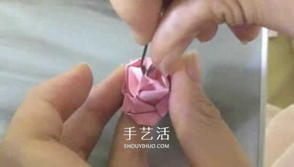 Tutorial on folding flowers on sticky notes with mini rose origami illustrations