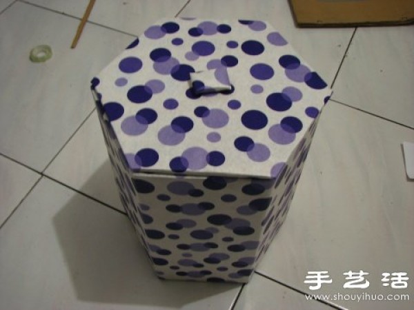 Illustration of using waste cartons to make a trash can by hand