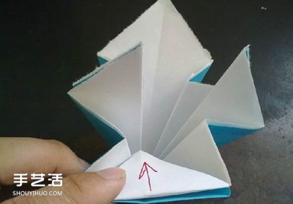 Origami carnation step by step illustration, the folding method of carnation is simple and easy to learn