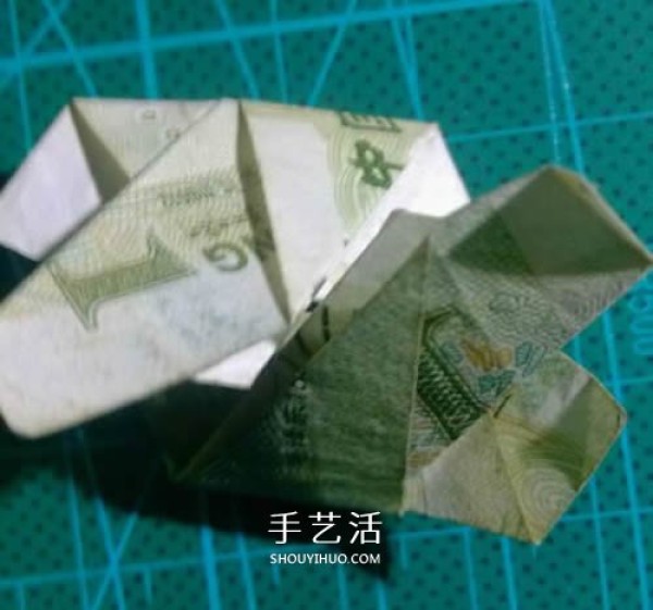 Illustration of the folding method of the hexagonal badge, origami hexagonal badge with one yuan bill