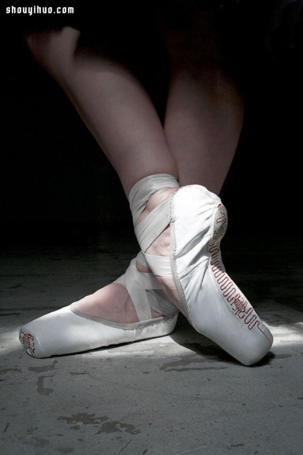 Smart ballet shoes with electronic device